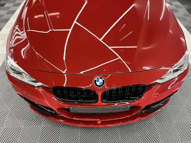 Frontal de un BMW tras el trabajo de protección y detallado