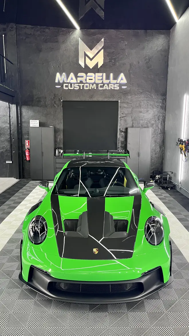 Porsche 911 GT3 RS verde terminado en el taller de Marbella Custom Cars