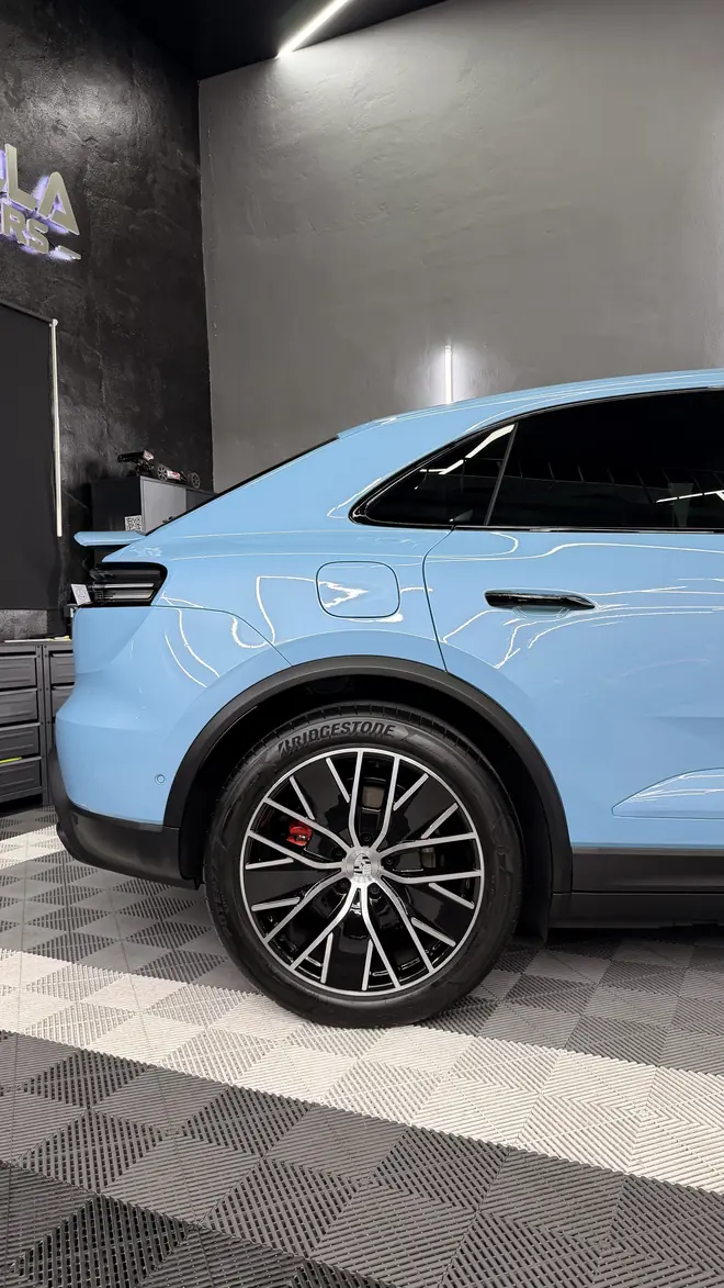 Porsche Macan en el taller tras el sellado